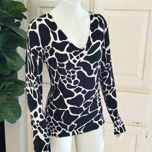 Black and White Giraffe Pattern Sweater L